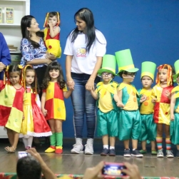 Nossos mini-personagens encantaram a todos na festa de encerramento do ano letivo de 2017!
