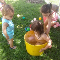Tarde do banho de mangueira! Nossos pequenos se divertiram demais!