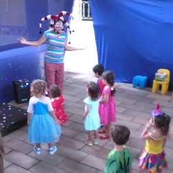 A criançada tá aproveitando a colônia de férias aqui com a gente! Dessa vez, fomos de Passeio Ecológico e Festa à Fantasia