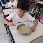 A turma do 3º ano preparou uma deliciosa receita de brigadeiro de maçã com erva cidreira